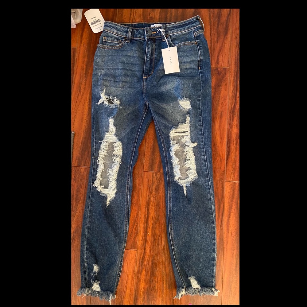 🆕 BRAND BEW, NEVER WORN ripped jeans!!